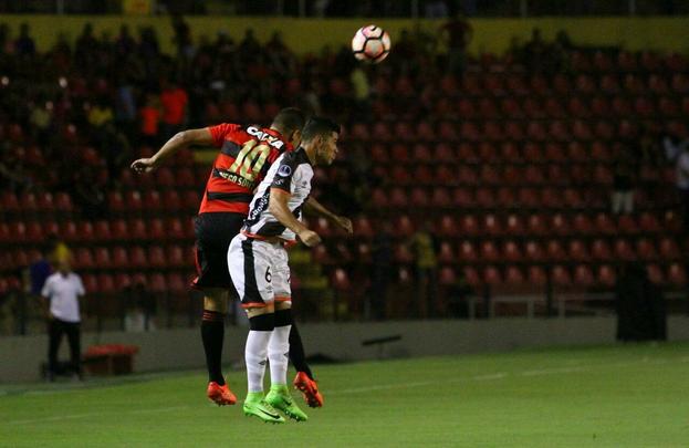 Após o apito inicial, Sport e Danubio fizeram os primeiros minutos de partida com um jogo pegado e equilibrado entre as duas equipes, mas sem muitas oportunidades ofensivas claras.