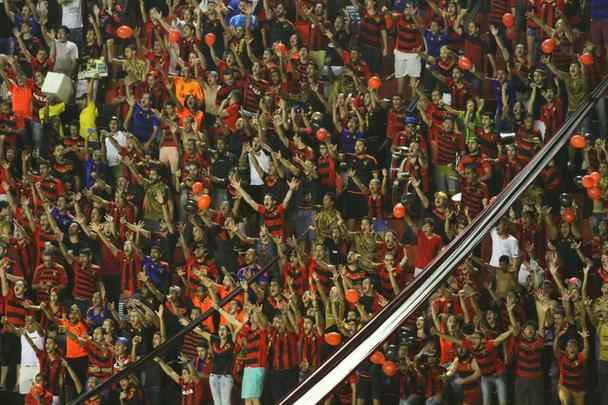 Após o apito inicial, Sport e Danubio fizeram os primeiros minutos de partida com um jogo pegado e equilibrado entre as duas equipes, mas sem muitas oportunidades ofensivas claras.