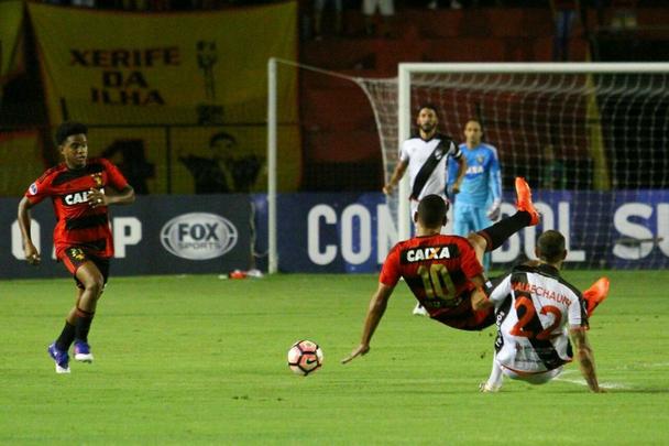 Após o apito inicial, Sport e Danubio fizeram os primeiros minutos de partida com um jogo pegado e equilibrado entre as duas equipes, mas sem muitas oportunidades ofensivas claras.