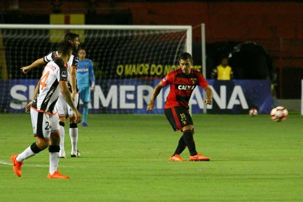 Após o apito inicial, Sport e Danubio fizeram os primeiros minutos de partida com um jogo pegado e equilibrado entre as duas equipes, mas sem muitas oportunidades ofensivas claras.