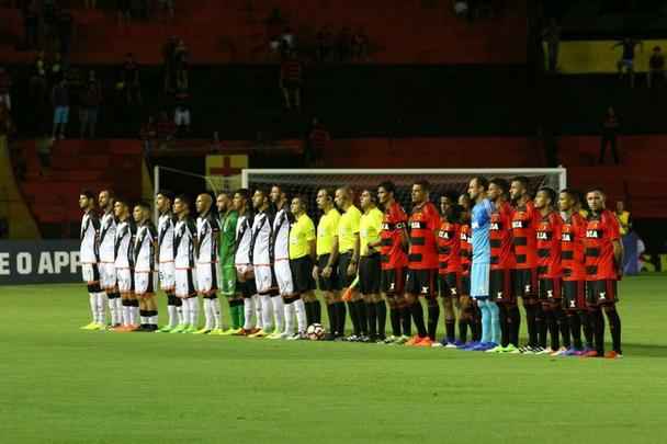 Após o apito inicial, Sport e Danubio fizeram os primeiros minutos de partida com um jogo pegado e equilibrado entre as duas equipes, mas sem muitas oportunidades ofensivas claras.