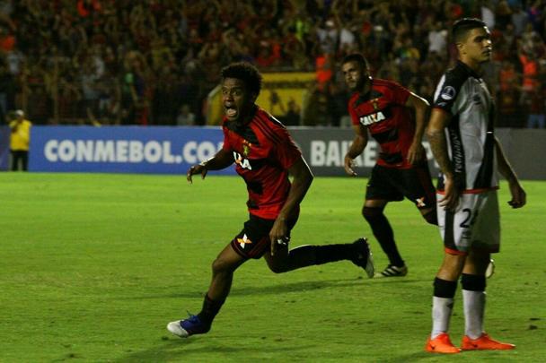 Com gols de Rithely e Diego Souza, Rubro-negro encerrou o primeiro tempo em vantagem no placar: 2 a 0.