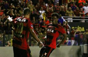 Com gols de Rithely e Diego Souza, Rubro-negro encerrou o primeiro tempo em vantagem no placar: 2 a 0.