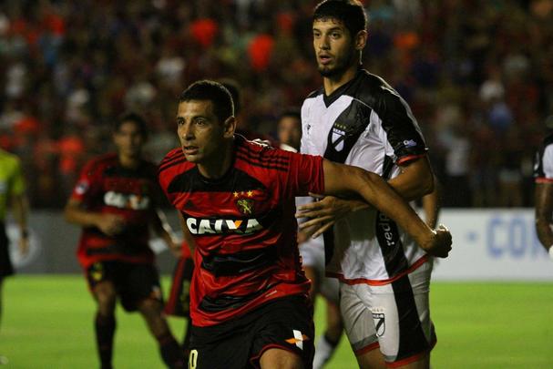 Com gols de Rithely e Diego Souza, Rubro-negro encerrou o primeiro tempo em vantagem no placar: 2 a 0.