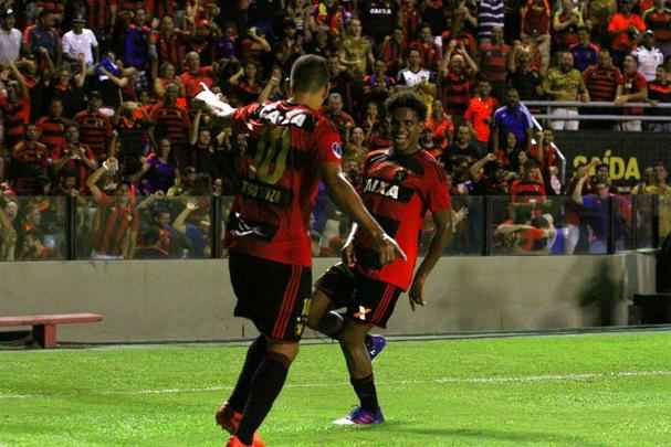 Com gols de Rithely e Diego Souza, Rubro-negro encerrou o primeiro tempo em vantagem no placar: 2 a 0.