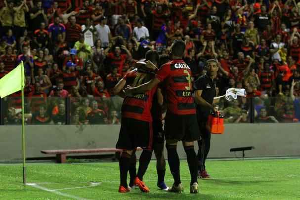 Com gols de Rithely e Diego Souza, Rubro-negro encerrou o primeiro tempo em vantagem no placar: 2 a 0.