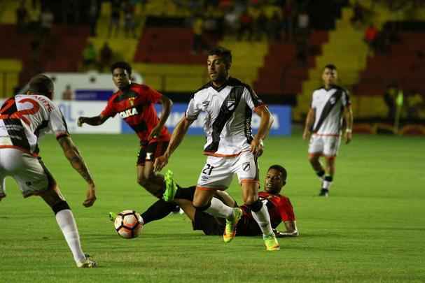 Com gols de Rithely e Diego Souza, Rubro-negro encerrou o primeiro tempo em vantagem no placar: 2 a 0.