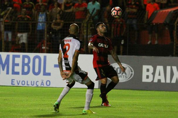 Com gols de Rithely e Diego Souza, Rubro-negro encerrou o primeiro tempo em vantagem no placar: 2 a 0.