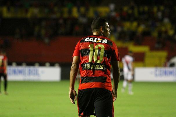 Com gols de Rithely e Diego Souza, Rubro-negro encerrou o primeiro tempo em vantagem no placar: 2 a 0.