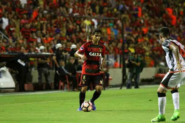 Com gols de Rithely e Diego Souza, Rubro-negro encerrou o primeiro tempo em vantagem no placar: 2 a 0.