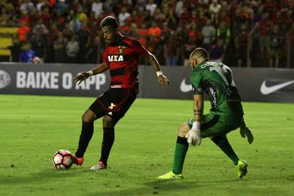 Na segunda etapa, o Danubio tentou se lanar um pouco mais ao ataque, mas o Sport soube como segurar o mpeto uruguaio e ainda ampliou o marcador com um belo gol de falta do garoto Fabricio. O 3 a 0 deu nmeros finais para o placar da partida.