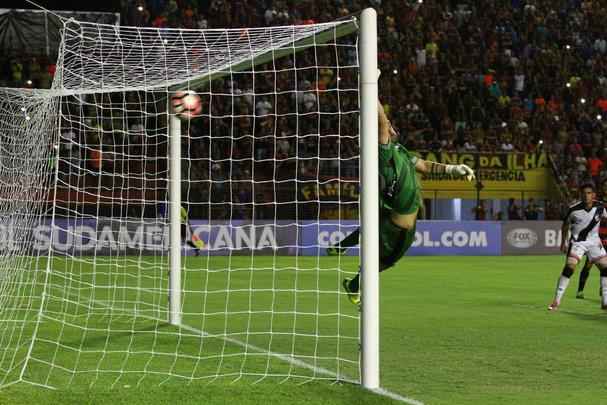 Na segunda etapa, o Danubio tentou se lanar um pouco mais ao ataque, mas o Sport soube como segurar o mpeto uruguaio e ainda ampliou o marcador com um belo gol de falta do garoto Fabricio. O 3 a 0 deu nmeros finais para o placar da partida.
