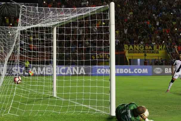 Na segunda etapa, o Danubio tentou se lanar um pouco mais ao ataque, mas o Sport soube como segurar o mpeto uruguaio e ainda ampliou o marcador com um belo gol de falta do garoto Fabricio. O 3 a 0 deu nmeros finais para o placar da partida.