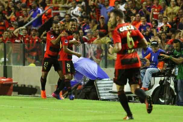 Na segunda etapa, o Danubio tentou se lanar um pouco mais ao ataque, mas o Sport soube como segurar o mpeto uruguaio e ainda ampliou o marcador com um belo gol de falta do garoto Fabricio. O 3 a 0 deu nmeros finais para o placar da partida.