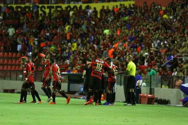 Na segunda etapa, o Danubio tentou se lanar um pouco mais ao ataque, mas o Sport soube como segurar o mpeto uruguaio e ainda ampliou o marcador com um belo gol de falta do garoto Fabricio. O 3 a 0 deu nmeros finais para o placar da partida.