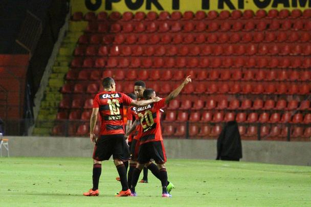 Na segunda etapa, o Danubio tentou se lanar um pouco mais ao ataque, mas o Sport soube como segurar o mpeto uruguaio e ainda ampliou o marcador com um belo gol de falta do garoto Fabricio. O 3 a 0 deu nmeros finais para o placar da partida.