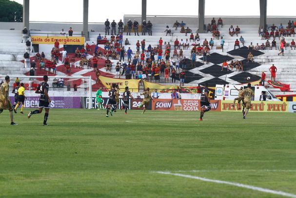 Jogando com o time reserva, o Sport fez uma partida sem brilho contra o Central, lanterna do hexagonal do ttulo do Pernambucano