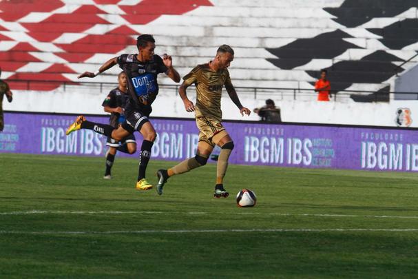 Jogando com o time reserva, o Sport fez uma partida sem brilho contra o Central, lanterna do hexagonal do ttulo do Pernambucano