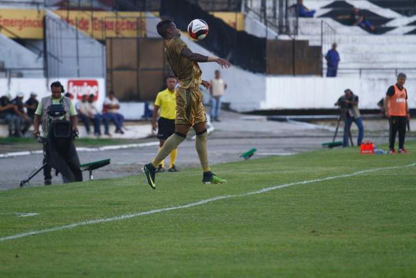 Jogando com o time reserva, o Sport fez uma partida sem brilho contra o Central, lanterna do hexagonal do ttulo do Pernambucano