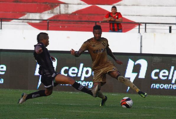 Jogando com o time reserva, o Sport fez uma partida sem brilho contra o Central, lanterna do hexagonal do ttulo do Pernambucano