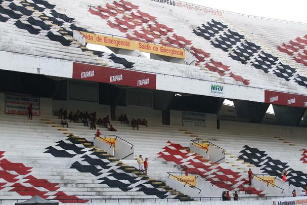 Jogando com o time reserva, o Sport fez uma partida sem brilho contra o Central, lanterna do hexagonal do ttulo do Pernambucano