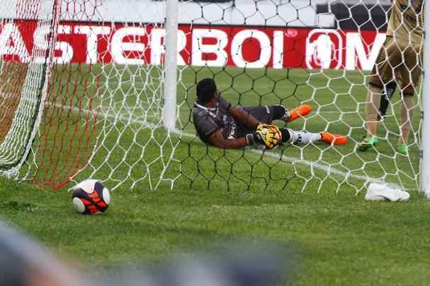 Jogando com o time reserva, o Sport fez uma partida sem brilho contra o Central, lanterna do hexagonal do ttulo do Pernambucano