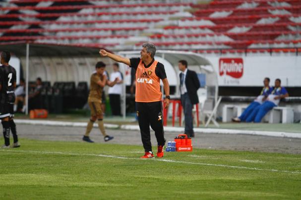 Jogando com o time reserva, o Sport fez uma partida sem brilho contra o Central, lanterna do hexagonal do ttulo do Pernambucano