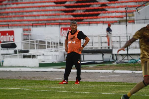 Jogando com o time reserva, o Sport fez uma partida sem brilho contra o Central, lanterna do hexagonal do ttulo do Pernambucano