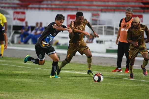 Jogando com o time reserva, o Sport fez uma partida sem brilho contra o Central, lanterna do hexagonal do ttulo do Pernambucano