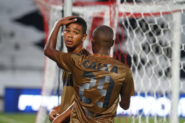 Jogando com o time reserva, o Sport fez uma partida sem brilho contra o Central, lanterna do hexagonal do ttulo do Pernambucano