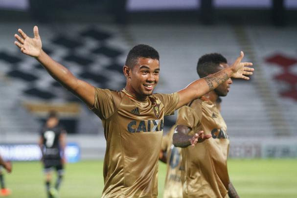 Jogando com o time reserva, o Sport fez uma partida sem brilho contra o Central, lanterna do hexagonal do ttulo do Pernambucano
