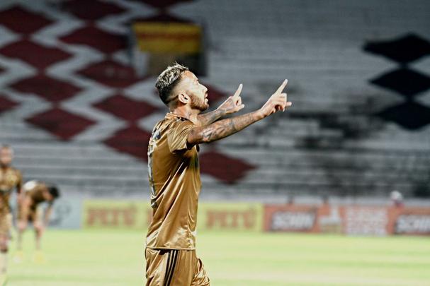 Jogando com o time reserva, o Sport fez uma partida sem brilho contra o Central, lanterna do hexagonal do ttulo do Pernambucano