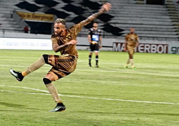 Jogando com o time reserva, o Sport fez uma partida sem brilho contra o Central, lanterna do hexagonal do ttulo do Pernambucano