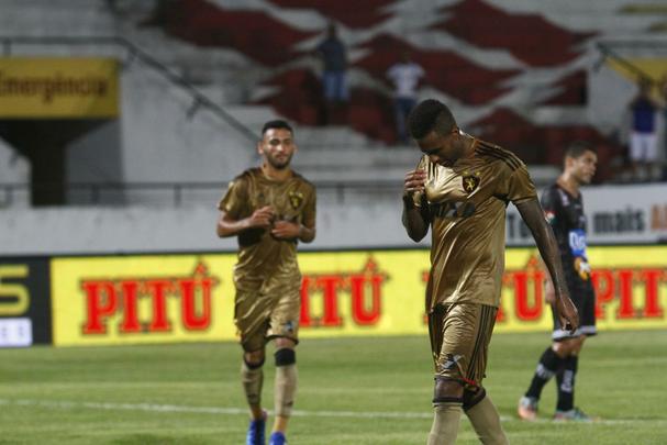 Jogando com o time reserva, o Sport fez uma partida sem brilho contra o Central, lanterna do hexagonal do ttulo do Pernambucano
