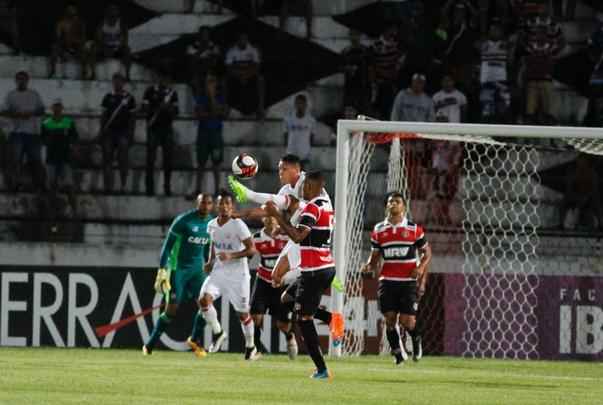 Diante de 5.055 torcedores no Arruda, Santa Cruz e Nutico fizeram um clssico com times mistos na ltima rodada do Hexagonal. Erick marcou o primeiro para o Timbu, ainda no primeiro tempo. Everton Santos empatou para o Tricolor, mas Dudu, mesmo perdendo pnalti, fez o segundo e decretou o placar final: 2 a 1.