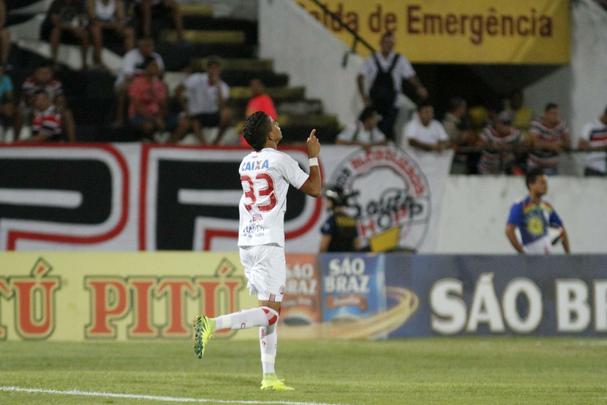 Diante de 5.055 torcedores no Arruda, Santa Cruz e Nutico fizeram um clssico com times mistos na ltima rodada do Hexagonal. Erick marcou o primeiro para o Timbu, ainda no primeiro tempo. Everton Santos empatou para o Tricolor, mas Dudu, mesmo perdendo pnalti, fez o segundo e decretou o placar final: 2 a 1.