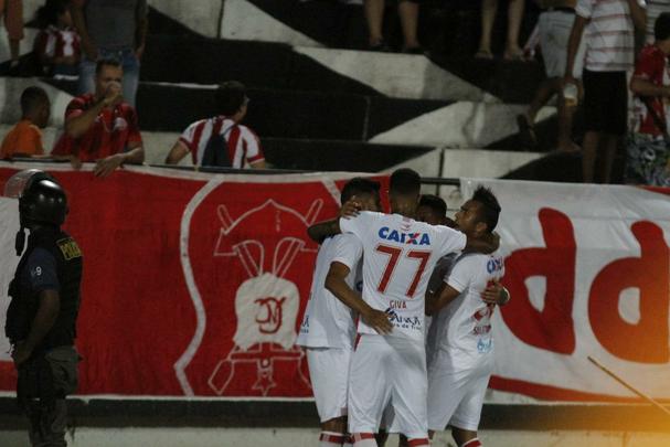 Diante de 5.055 torcedores no Arruda, Santa Cruz e Nutico fizeram um clssico com times mistos na ltima rodada do Hexagonal. Erick marcou o primeiro para o Timbu, ainda no primeiro tempo. Everton Santos empatou para o Tricolor, mas Dudu, mesmo perdendo pnalti, fez o segundo e decretou o placar final: 2 a 1.