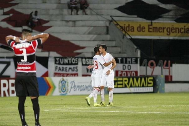 Diante de 5.055 torcedores no Arruda, Santa Cruz e Nutico fizeram um clssico com times mistos na ltima rodada do Hexagonal. Erick marcou o primeiro para o Timbu, ainda no primeiro tempo. Everton Santos empatou para o Tricolor, mas Dudu, mesmo perdendo pnalti, fez o segundo e decretou o placar final: 2 a 1.