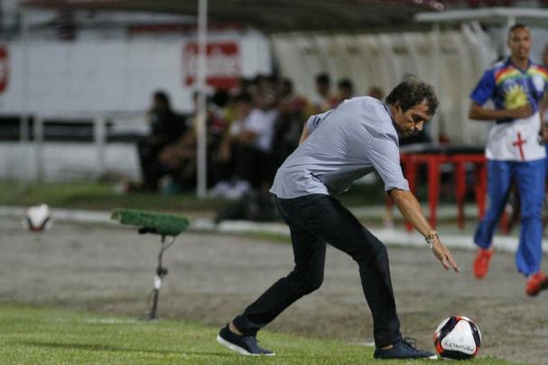 Diante de 5.055 torcedores no Arruda, Santa Cruz e Nutico fizeram um clssico com times mistos na ltima rodada do Hexagonal. Erick marcou o primeiro para o Timbu, ainda no primeiro tempo. Everton Santos empatou para o Tricolor, mas Dudu, mesmo perdendo pnalti, fez o segundo e decretou o placar final: 2 a 1.