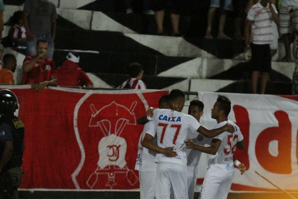 Diante de 5.055 torcedores no Arruda, Santa Cruz e Nutico fizeram um clssico com times mistos na ltima rodada do Hexagonal. Erick marcou o primeiro para o Timbu, ainda no primeiro tempo. Everton Santos empatou para o Tricolor, mas Dudu, mesmo perdendo pnalti, fez o segundo e decretou o placar final: 2 a 1.