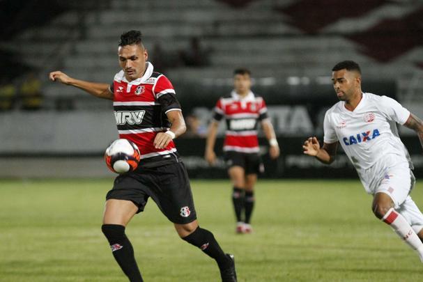 Diante de 5.055 torcedores no Arruda, Santa Cruz e Nutico fizeram um clssico com times mistos na ltima rodada do Hexagonal. Erick marcou o primeiro para o Timbu, ainda no primeiro tempo. Everton Santos empatou para o Tricolor, mas Dudu, mesmo perdendo pnalti, fez o segundo e decretou o placar final: 2 a 1.