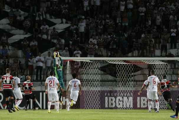 Diante de 5.055 torcedores no Arruda, Santa Cruz e Nutico fizeram um clssico com times mistos na ltima rodada do Hexagonal. Erick marcou o primeiro para o Timbu, ainda no primeiro tempo. Everton Santos empatou para o Tricolor, mas Dudu, mesmo perdendo pnalti, fez o segundo e decretou o placar final: 2 a 1.