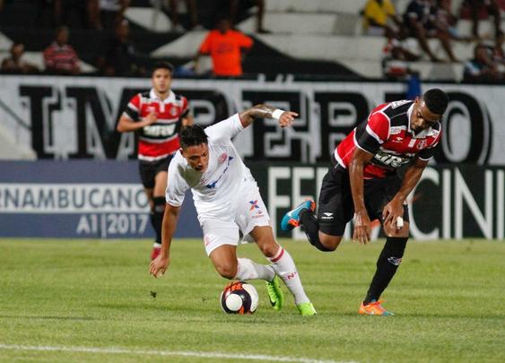 Diante de 5.055 torcedores no Arruda, Santa Cruz e Nutico fizeram um clssico com times mistos na ltima rodada do Hexagonal. Erick marcou o primeiro para o Timbu, ainda no primeiro tempo. Everton Santos empatou para o Tricolor, mas Dudu, mesmo perdendo pnalti, fez o segundo e decretou o placar final: 2 a 1.