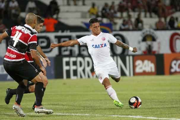 Diante de 5.055 torcedores no Arruda, Santa Cruz e Nutico fizeram um clssico com times mistos na ltima rodada do Hexagonal. Erick marcou o primeiro para o Timbu, ainda no primeiro tempo. Everton Santos empatou para o Tricolor, mas Dudu, mesmo perdendo pnalti, fez o segundo e decretou o placar final: 2 a 1.