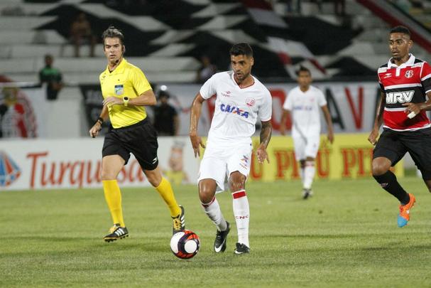 Diante de 5.055 torcedores no Arruda, Santa Cruz e Nutico fizeram um clssico com times mistos na ltima rodada do Hexagonal. Erick marcou o primeiro para o Timbu, ainda no primeiro tempo. Everton Santos empatou para o Tricolor, mas Dudu, mesmo perdendo pnalti, fez o segundo e decretou o placar final: 2 a 1.