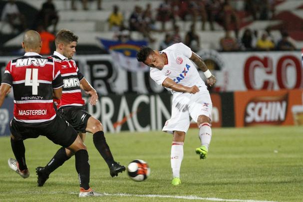 Diante de 5.055 torcedores no Arruda, Santa Cruz e Nutico fizeram um clssico com times mistos na ltima rodada do Hexagonal. Erick marcou o primeiro para o Timbu, ainda no primeiro tempo. Everton Santos empatou para o Tricolor, mas Dudu, mesmo perdendo pnalti, fez o segundo e decretou o placar final: 2 a 1.
