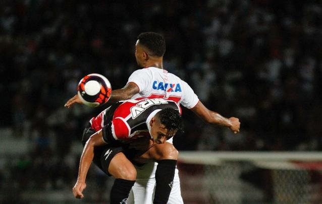 Diante de 5.055 torcedores no Arruda, Santa Cruz e Nutico fizeram um clssico com times mistos na ltima rodada do Hexagonal. Erick marcou o primeiro para o Timbu, ainda no primeiro tempo. Everton Santos empatou para o Tricolor, mas Dudu, mesmo perdendo pnalti, fez o segundo e decretou o placar final: 2 a 1.