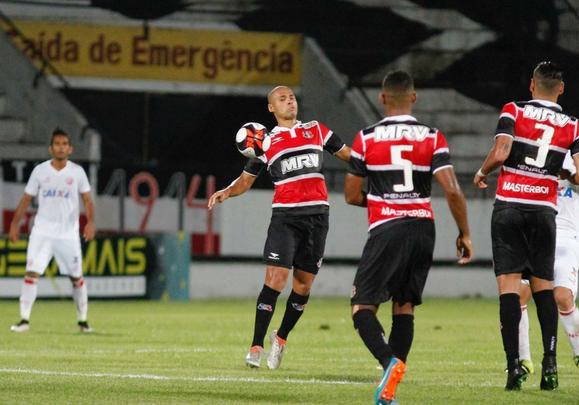 Diante de 5.055 torcedores no Arruda, Santa Cruz e Nutico fizeram um clssico com times mistos na ltima rodada do Hexagonal. Erick marcou o primeiro para o Timbu, ainda no primeiro tempo. Everton Santos empatou para o Tricolor, mas Dudu, mesmo perdendo pnalti, fez o segundo e decretou o placar final: 2 a 1.