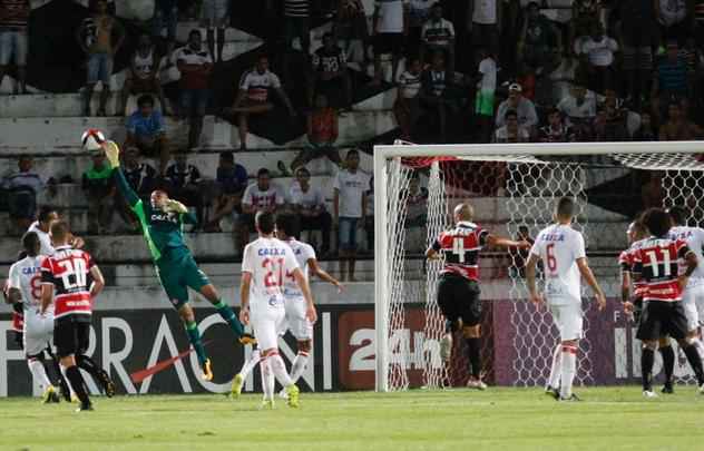 Diante de 5.055 torcedores no Arruda, Santa Cruz e Nutico fizeram um clssico com times mistos na ltima rodada do Hexagonal. Erick marcou o primeiro para o Timbu, ainda no primeiro tempo. Everton Santos empatou para o Tricolor, mas Dudu, mesmo perdendo pnalti, fez o segundo e decretou o placar final: 2 a 1.