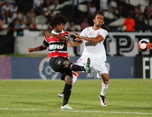 Diante de 5.055 torcedores no Arruda, Santa Cruz e Nutico fizeram um clssico com times mistos na ltima rodada do Hexagonal. Erick marcou o primeiro para o Timbu, ainda no primeiro tempo. Everton Santos empatou para o Tricolor, mas Dudu, mesmo perdendo pnalti, fez o segundo e decretou o placar final: 2 a 1.